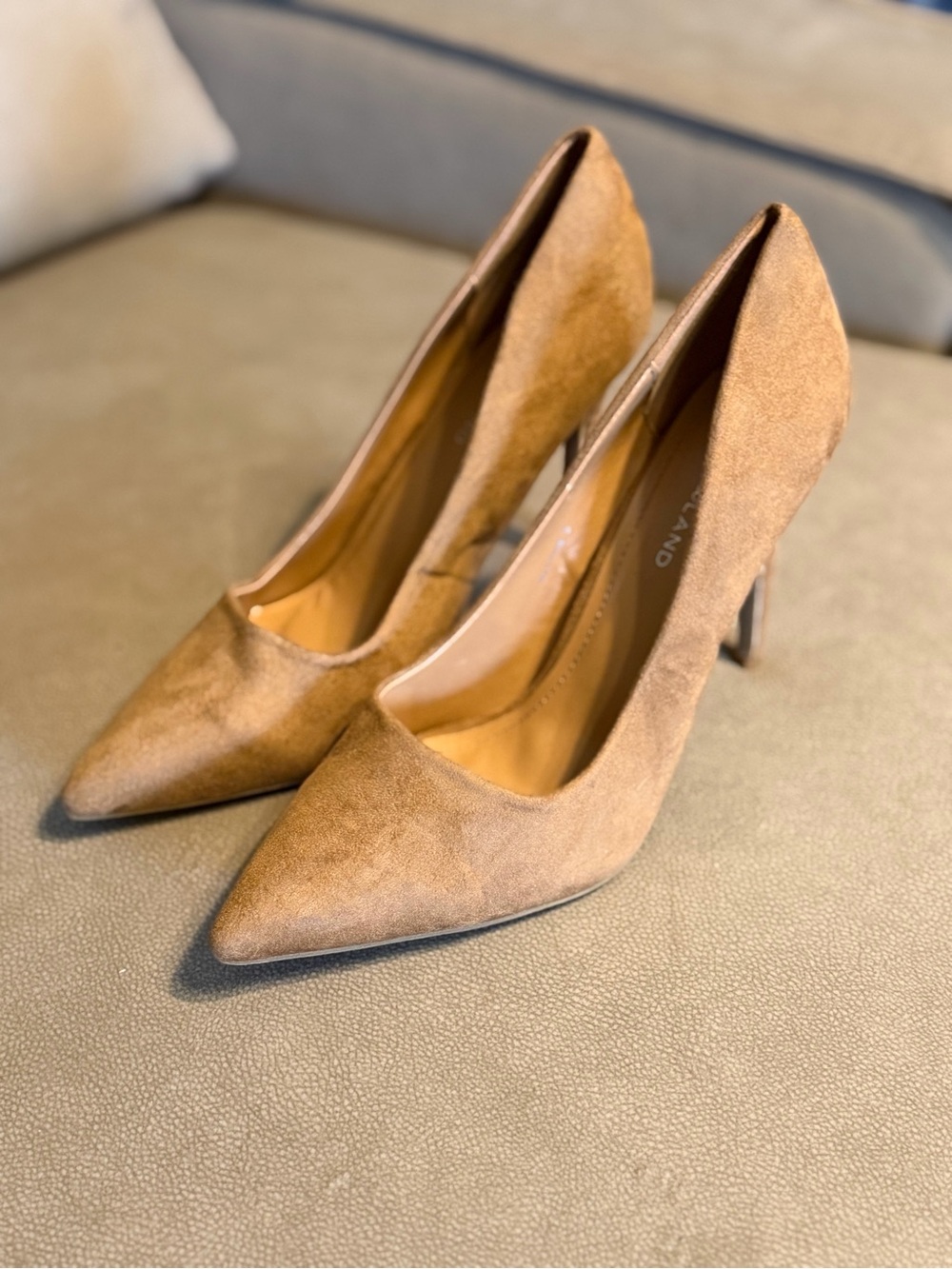 Women's Pointed-Toe Suede Pumps in Tan